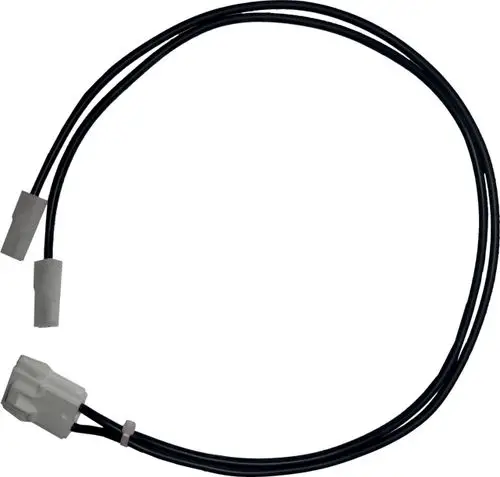 Schwarzes Spulenkabel mit drei Anschlüssen, genutzt in Wolf-Produkten wie dem BWL-1S-10/14. Zeigt zwei einzelne und einen größeren Stecker.